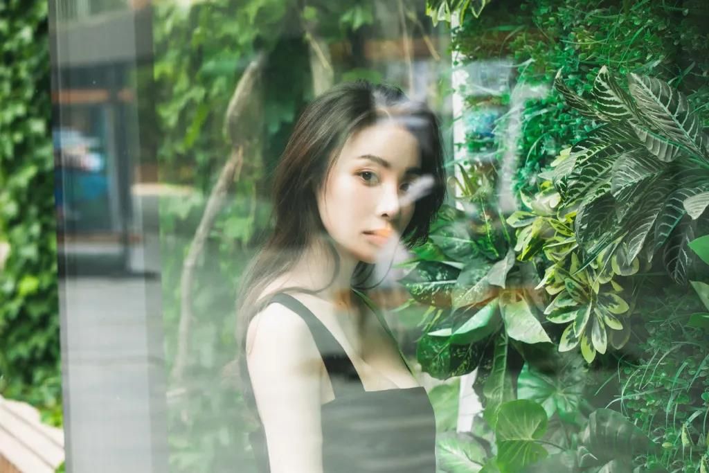 隆妮深v礼服,隆妮白衬衣