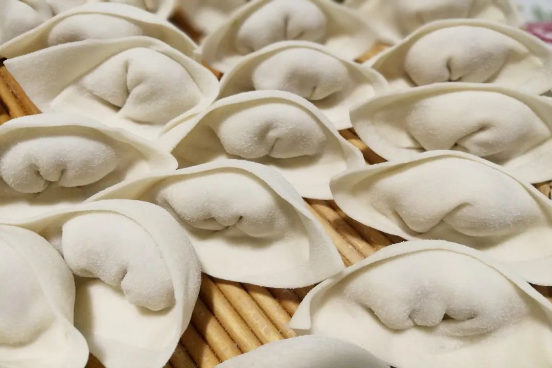 一位优雅的公主享用下午茶,一位优雅的公主正在享用下午茶