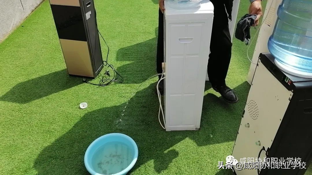 【校园安全】咸阳协和职业学校对全校的饮水机进行专业清洗
