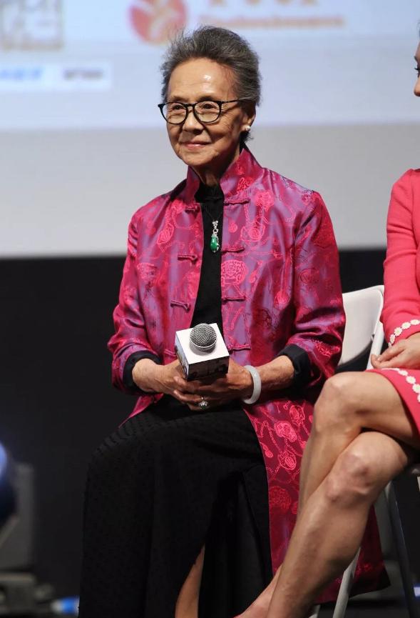 白发老人如何穿搭好看女,最新老年人穿衣风格女