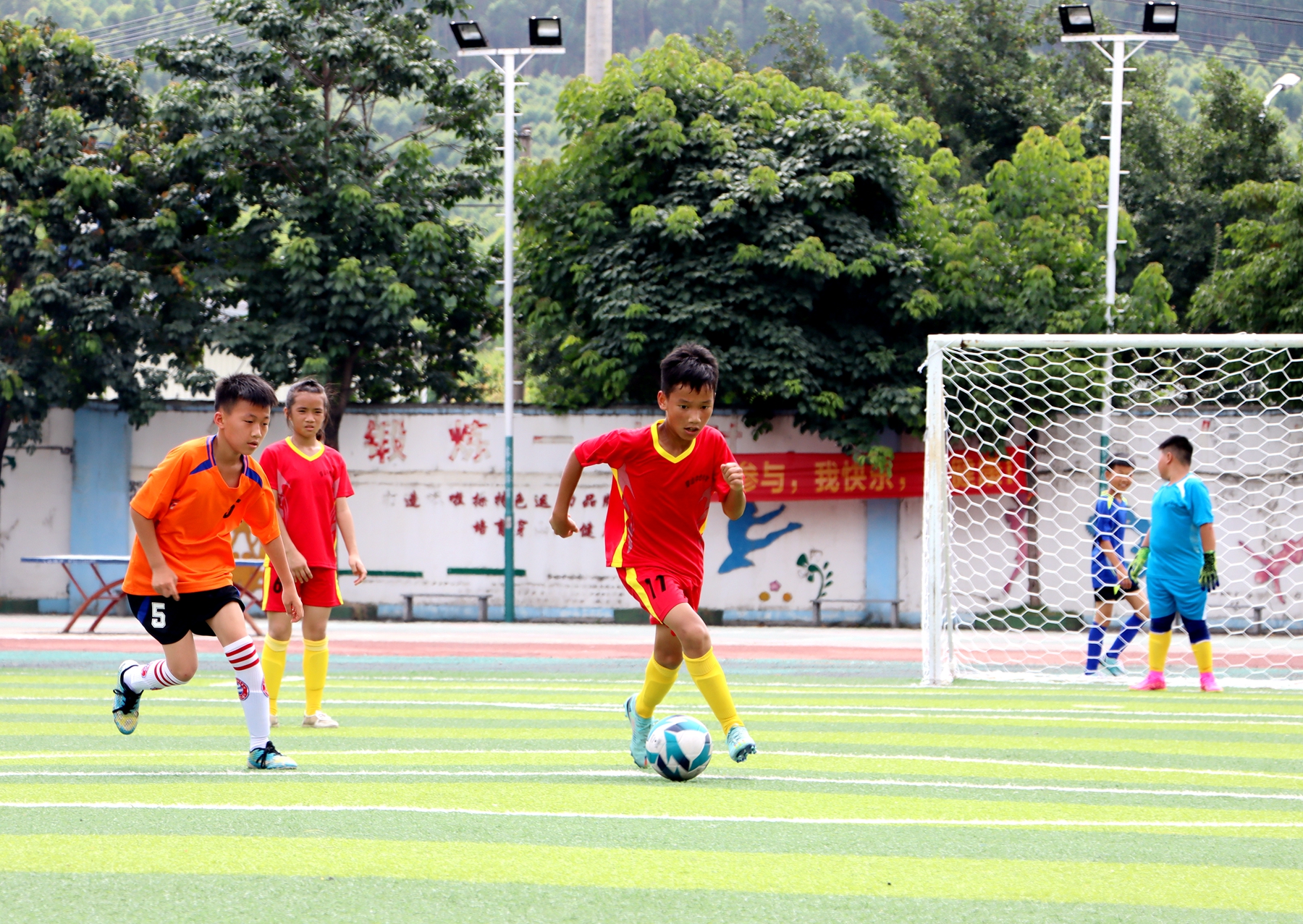 绿茵逐梦小学生校园足球联赛,足球少年逐梦绿茵场