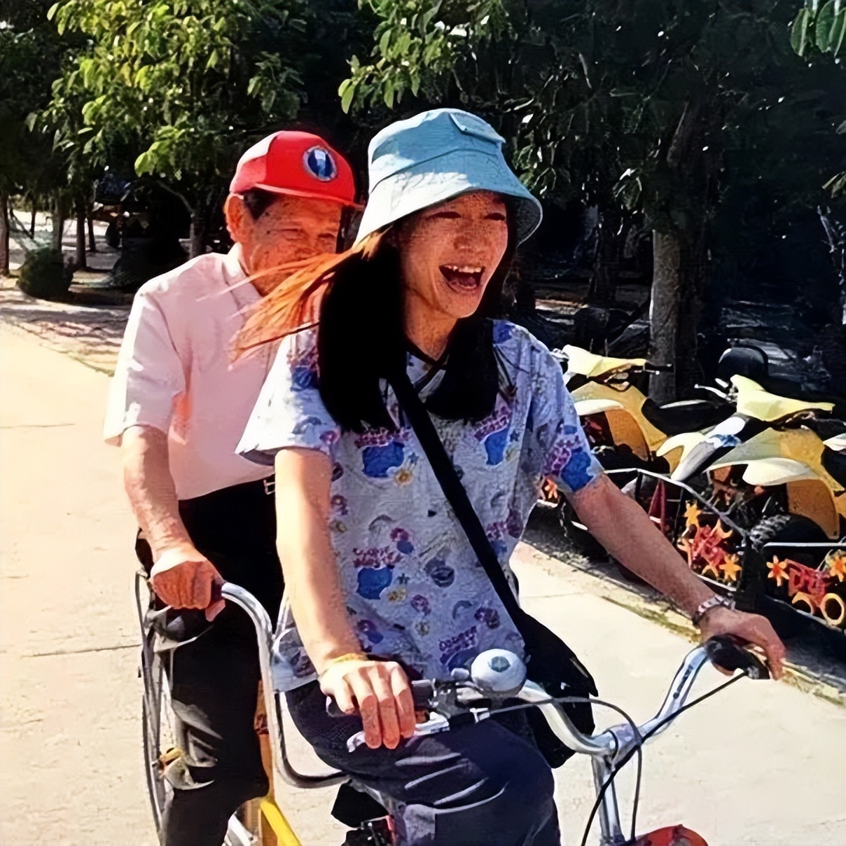 97岁杨振宁与43岁翁帆近照曝光,翁帆为什么守护杨振宁17年之久