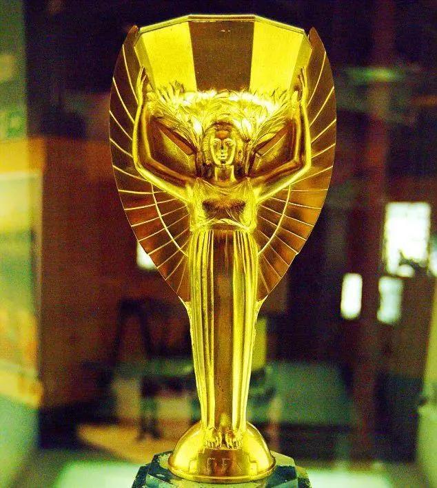 足球身价最高的是不是内马尔,身价最高的足球运动员梅西