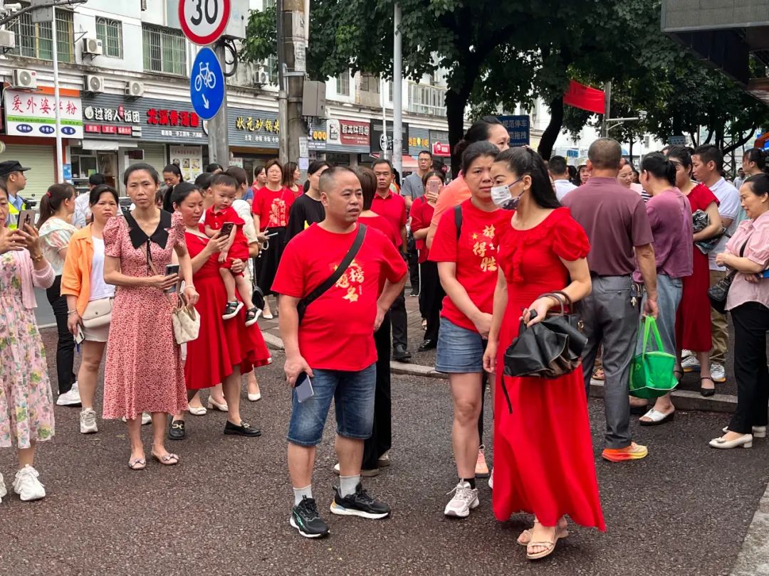 加油吧青年直击高考现场,加油吧少年高考首日现场直击