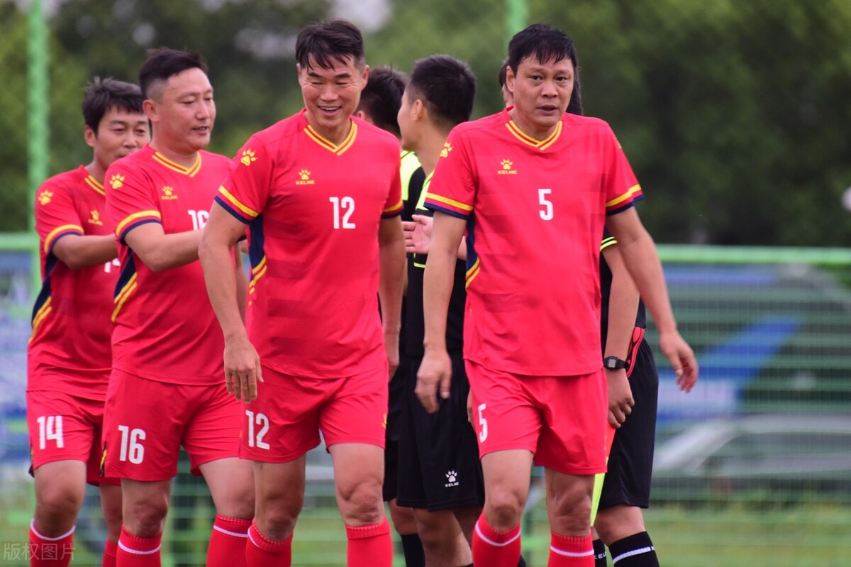 流浪足球重启，30年职业联赛再次起步，从壮志凌云到翘首企足！