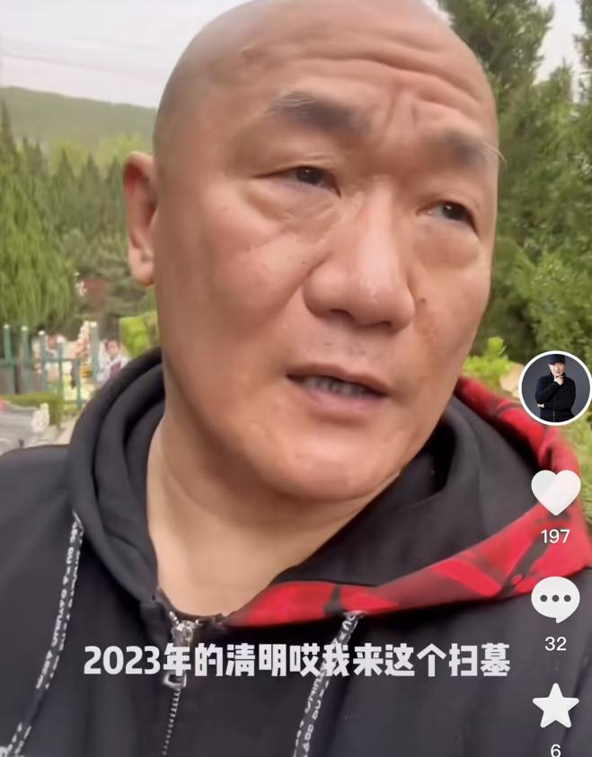 60岁谢东携孕妻上坟引争议,谢东晒全家游玩照