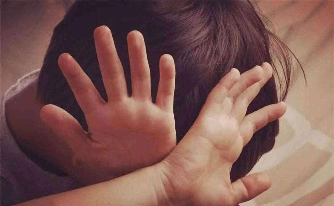 父母打骂孩子的心理怎么疏通,父母打骂孩子造成心理阴影