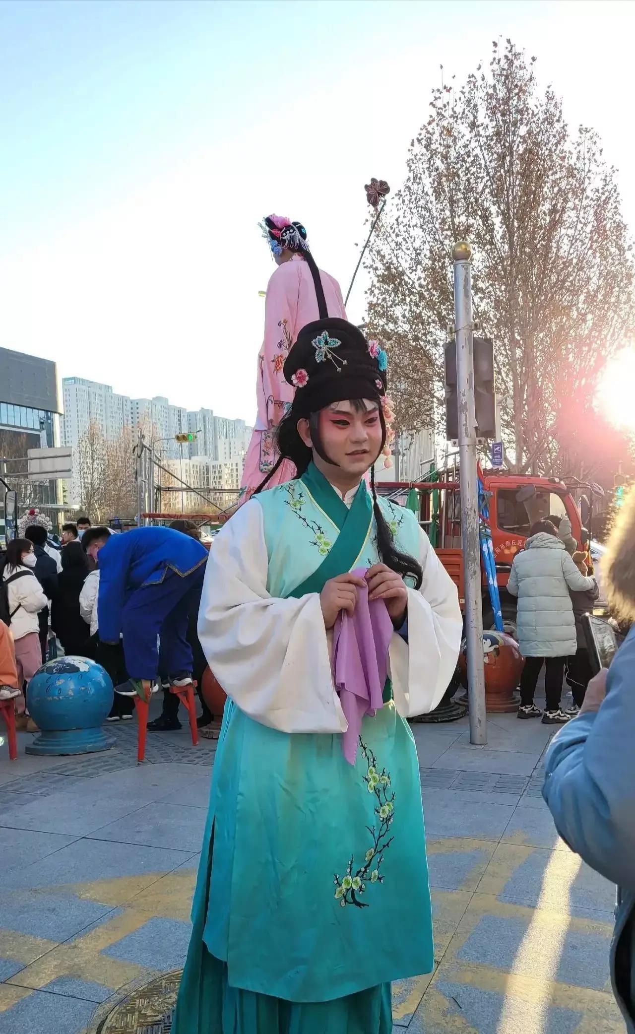 酸妮儿火的视频,酸妮儿高跷怎么火的