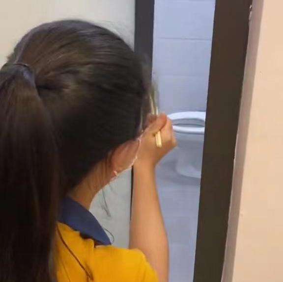 一女子吐槽，上洗手间的时候，同事夹着一只螳螂闯进洗手间吓唬她