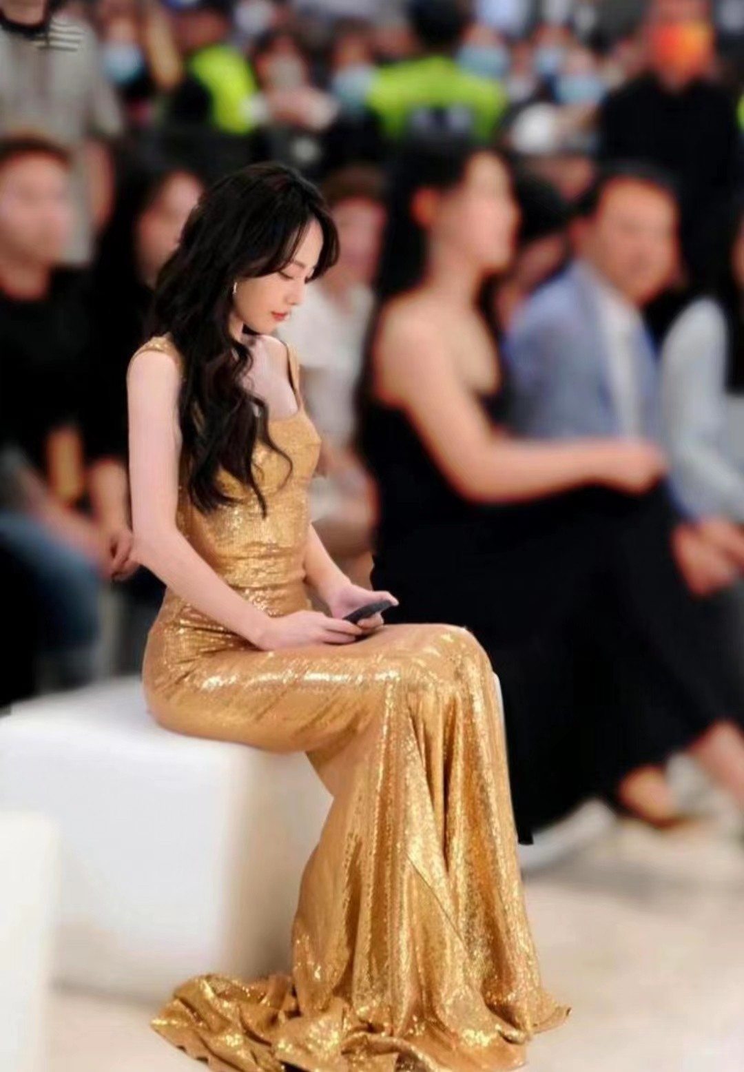 脸部造假，发量造假，牙齿造假，女明星除了性别，还有什么是真的