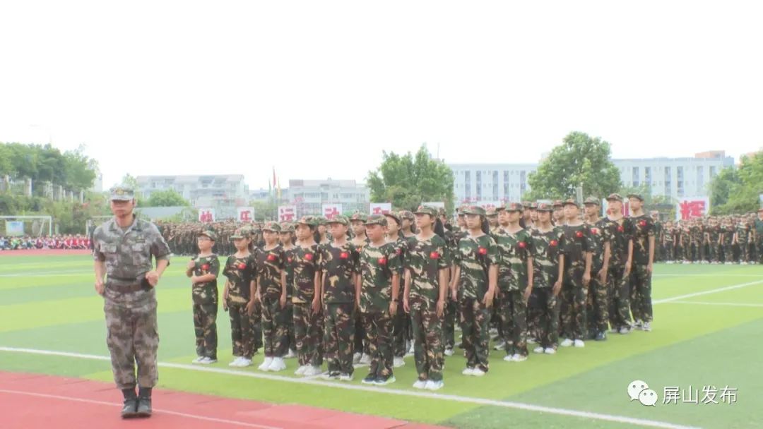 两江开学围观各校花样仪式满满,屏山中学开学典礼