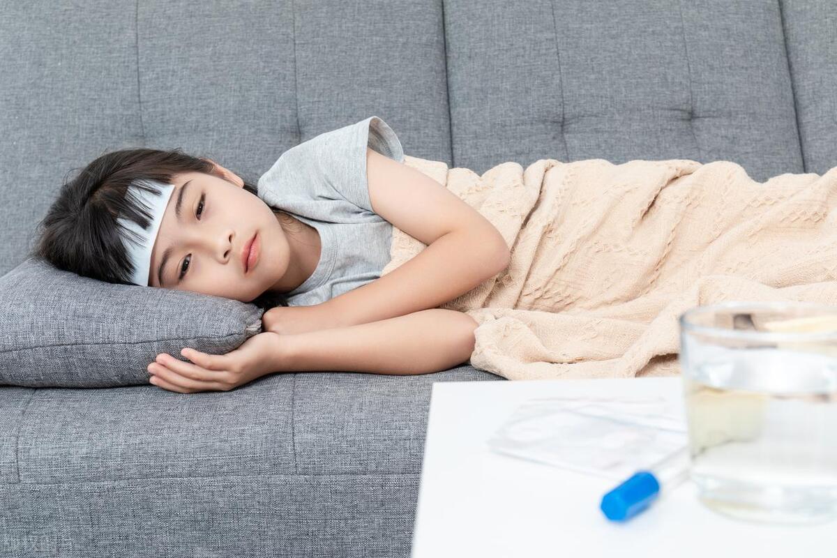 发烧吃完退烧药是捂汗还是散热好,孩子发烧到底是该捂汗还是散热