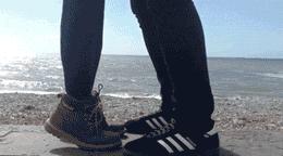 女生穿短裤坐车,姑娘在车上穿短裤要注意坐姿