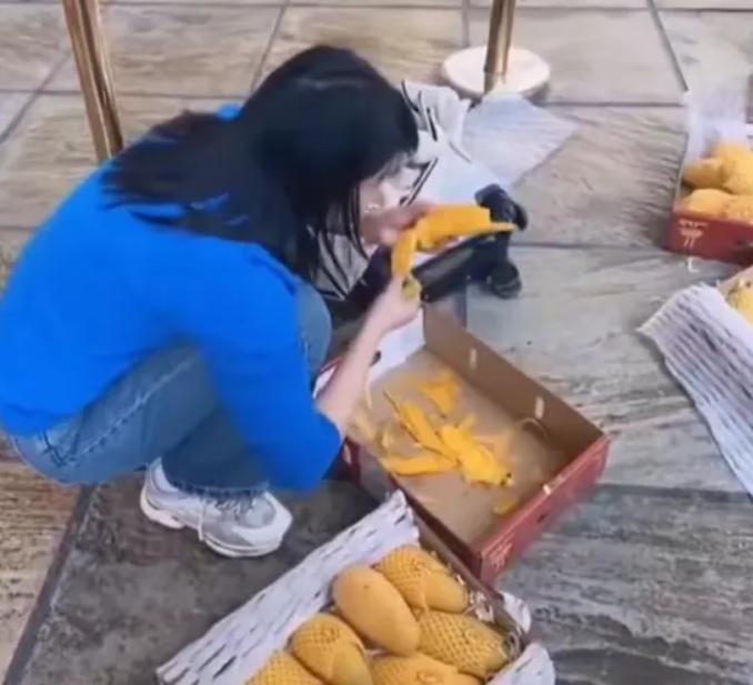女子因为托运费太贵在机场吃芒果,女子三亚旅游带了8箱芒果过安检