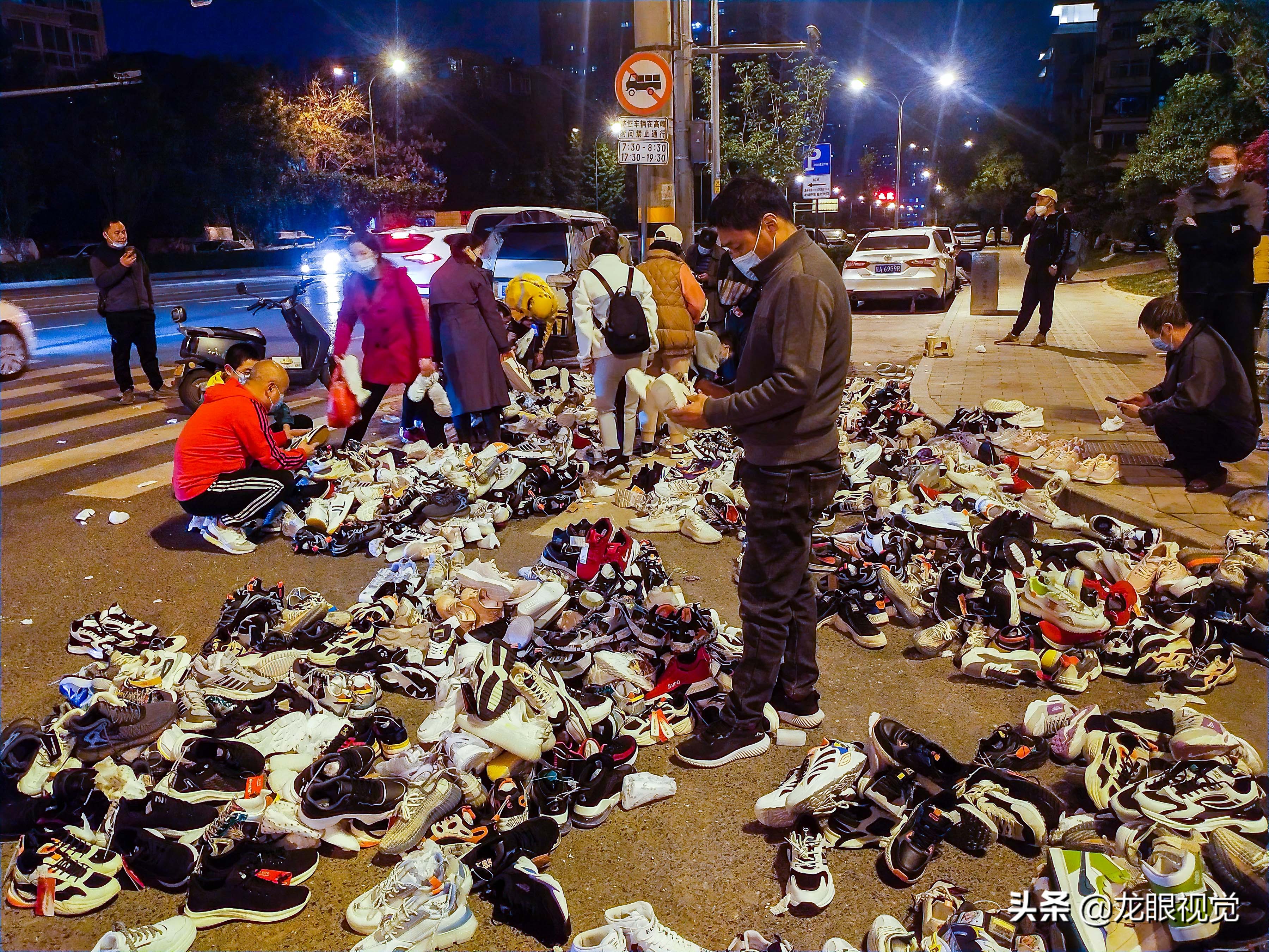 摆地摊卖低价鞋,西安摆地摊鞋哪里批发