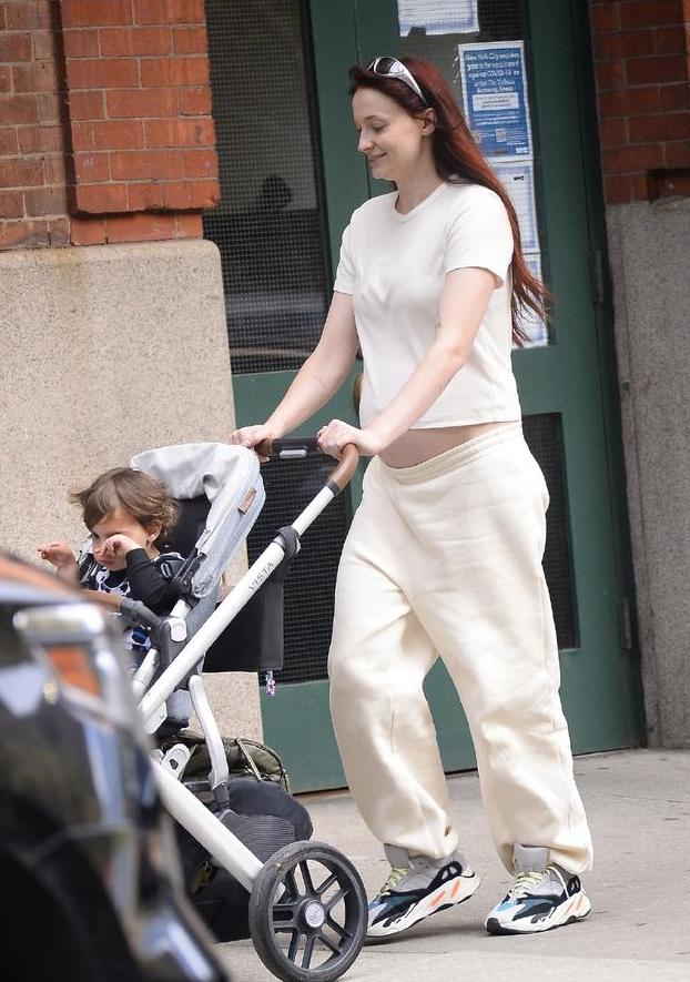 26岁索菲·特钠挺孕肚遛娃，素颜白嫩，担忧孕期再受“身材攻击”