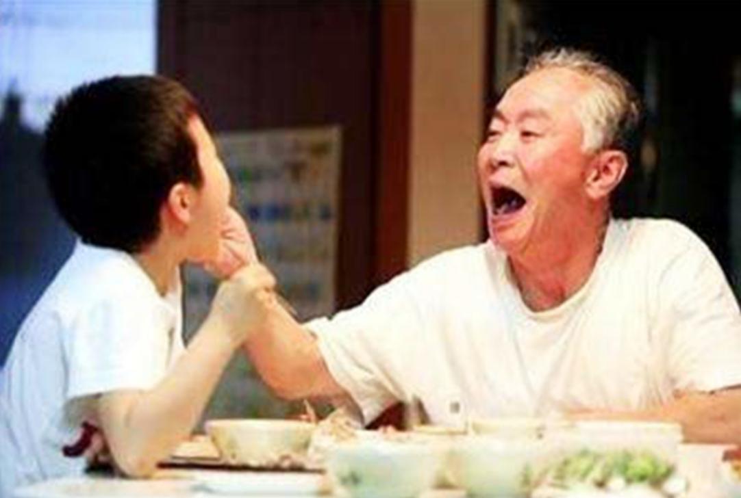 老人干涉教育孩子该怎么办,怎么跟老人沟通孩子管教问题