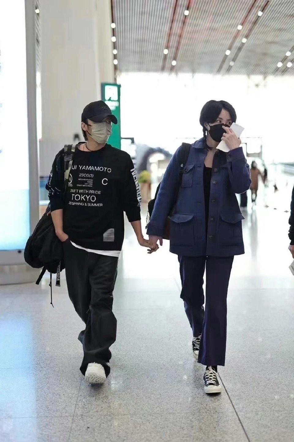 王菲谢霆锋世纪牵手有多震撼,王菲谢霆锋飞机上撒狗粮全程牵手