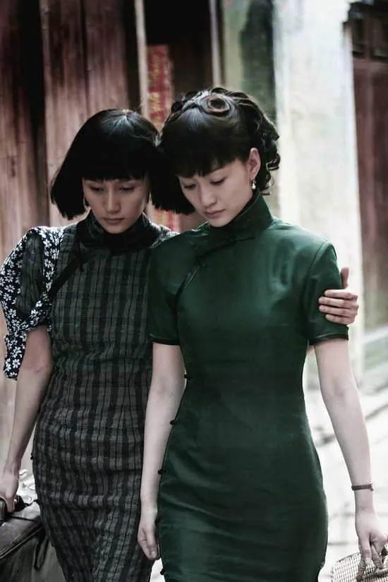 刘嘉玲关晓彤同框,穿旗袍大秀窈窕好身材