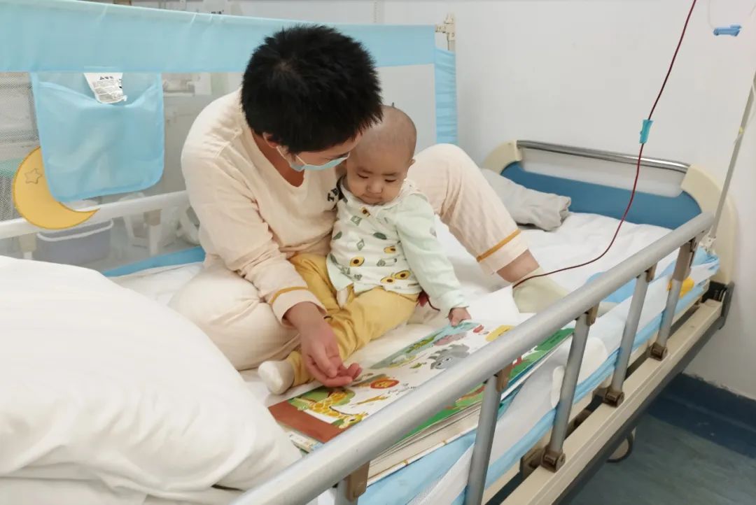 小孩身上长了一个大脓包是什么,男童白色小脓包