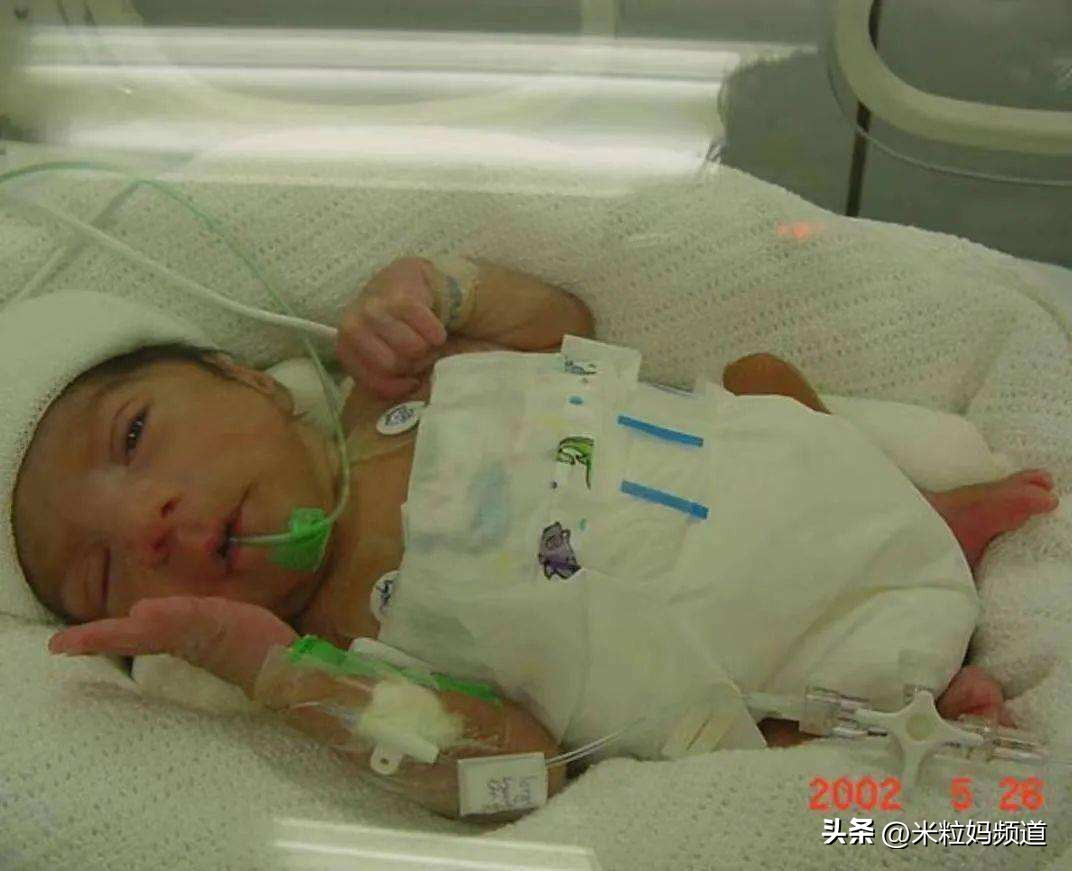 卡塔尔世界杯的故事,卡塔尔世界杯半身男孩英文介绍