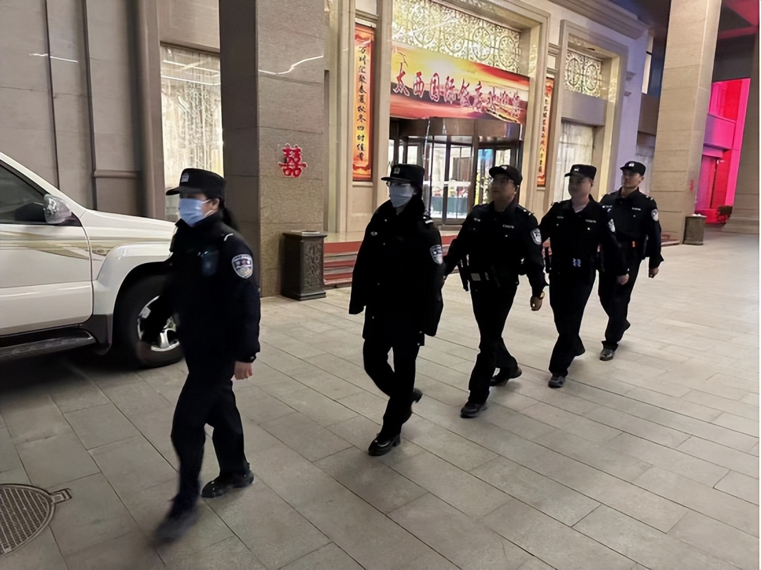 公安在岗守护一方平安,我在岗位上五一我在岗公安不打烊