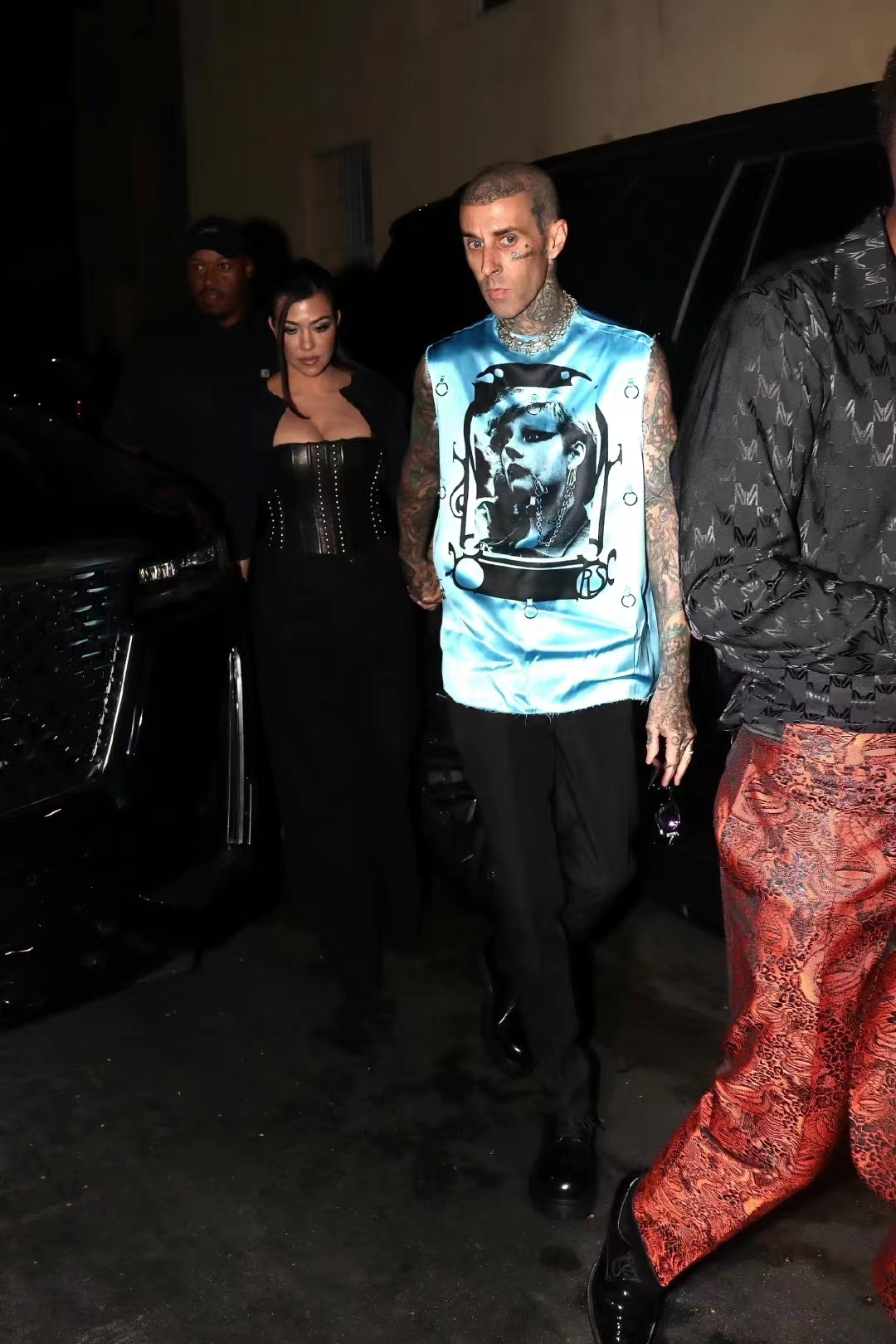 卡戴珊终于同框看上去太高兴,卡戴珊全黑蒙面造型和肯豆合影