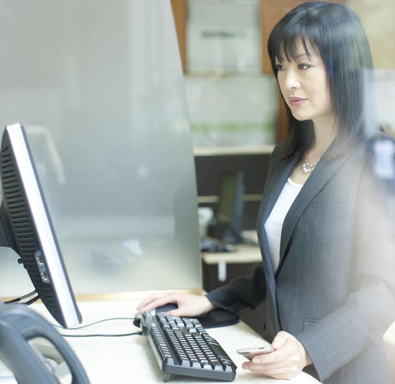 五粮液170元一股，马钢股份3元，60万元买只养老股票，该买哪只？