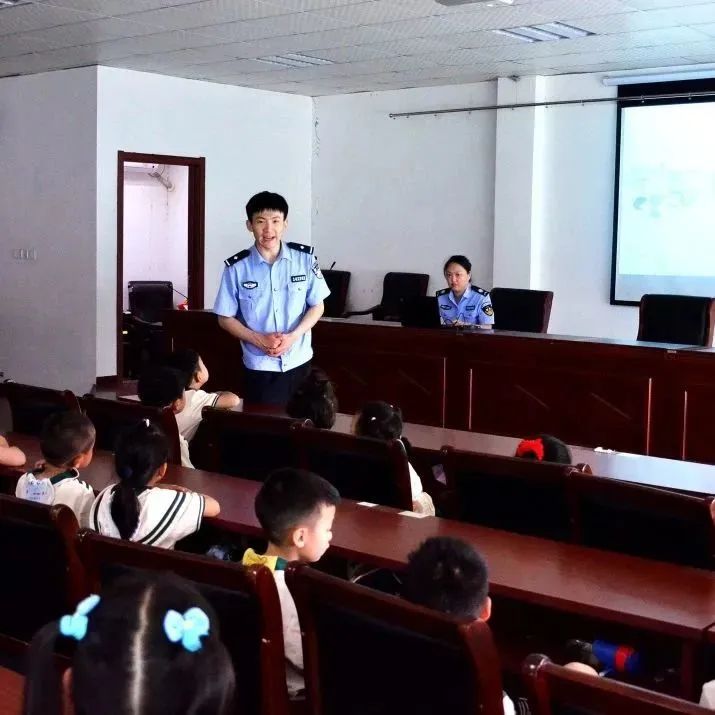 小萌娃应邀进警营警彩体验零距离,警彩少年平安校园