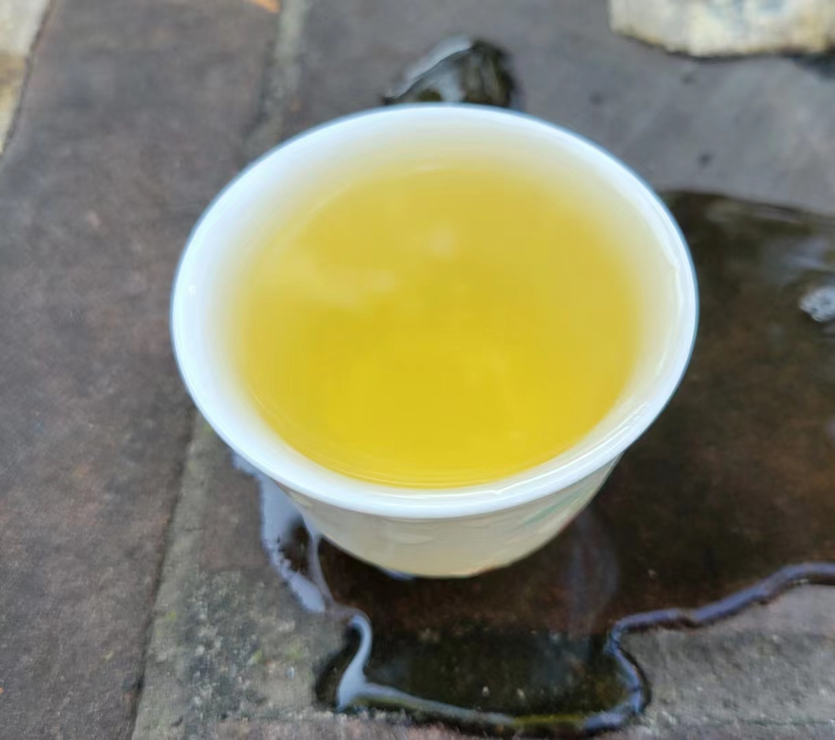 一盏茶里品百味人生,细细感受每一口茶汤的滋味