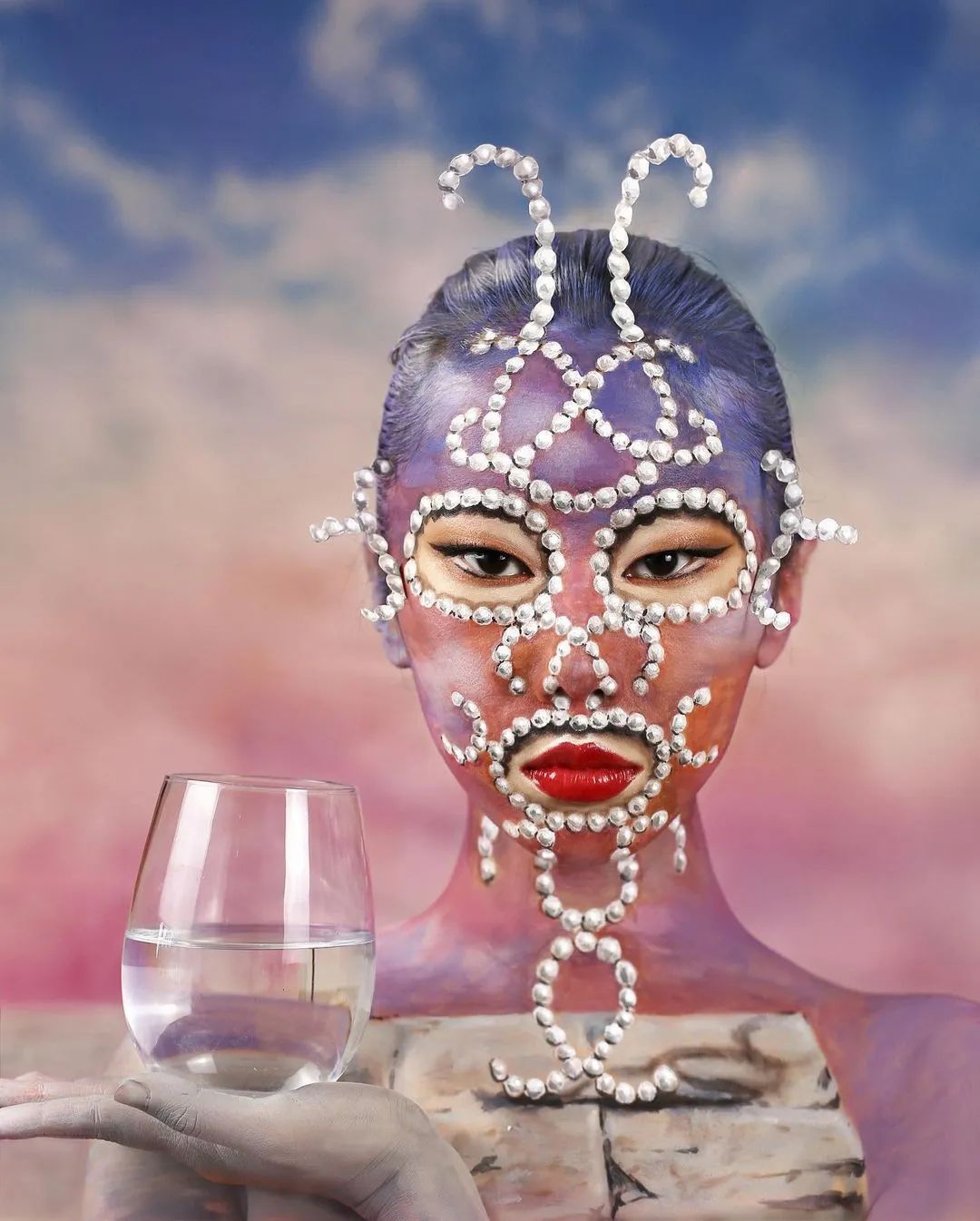 她脱去衣服,在自己皮肤上作画,狂吸63万粉,还能月入百万