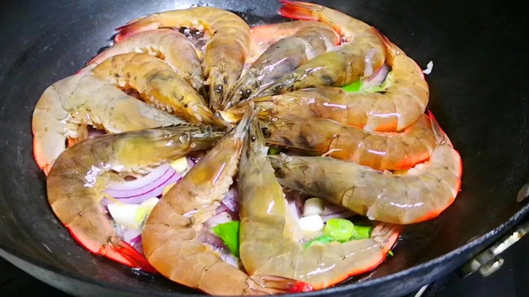 大虾这样做太好吃了虾肉鲜嫩入味,大虾别用水煮教你一个超简单做法
