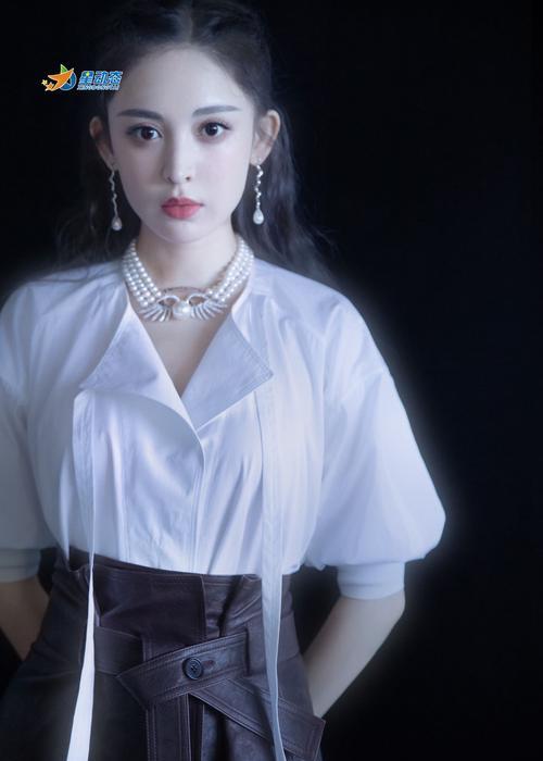 “亚洲第一美胸”*思敏杨**：从住豪宅到开拉面馆，胸怀大志笑对人生