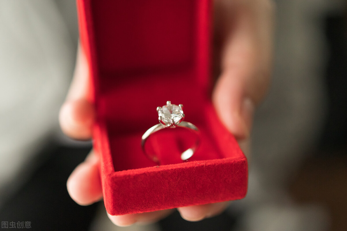 用一千块钱的钻戒求婚丢人吗,男友用一千多的戒指求婚