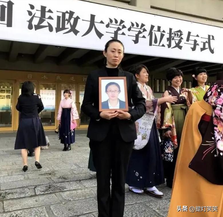 江歌母亲收到多少赔偿,江歌母亲下跪道歉