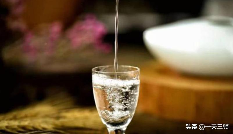 进口啤酒销量增加，为啥国产白酒销量减少？酒友：工业酒太多了！