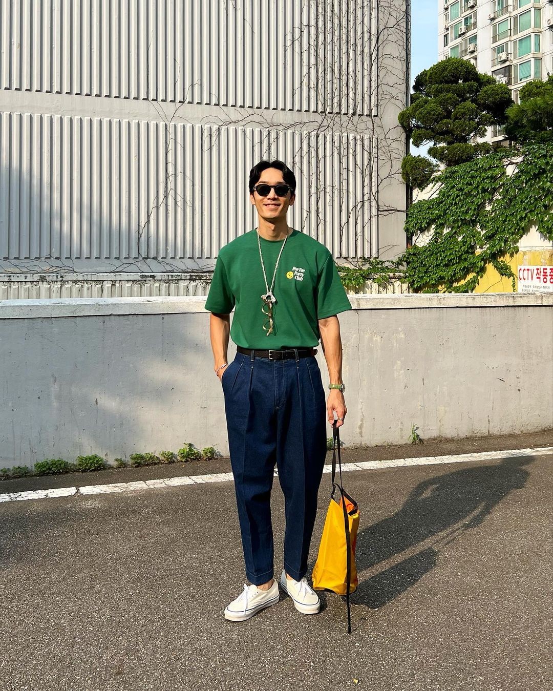 宽大的t恤男怎么穿才好看,宽松的直筒t恤怎么穿男