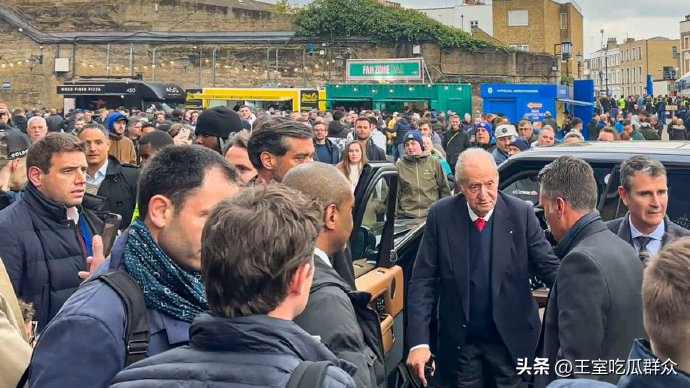 莱后给国家女队长颁奖，公主试训足球运动员，西班牙王室爱看球！