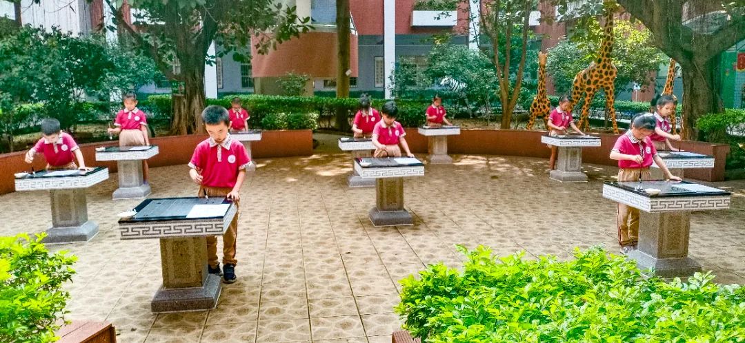 石碣四海学校和东盈学校哪个好,石碣四海学校2023年学费多少钱