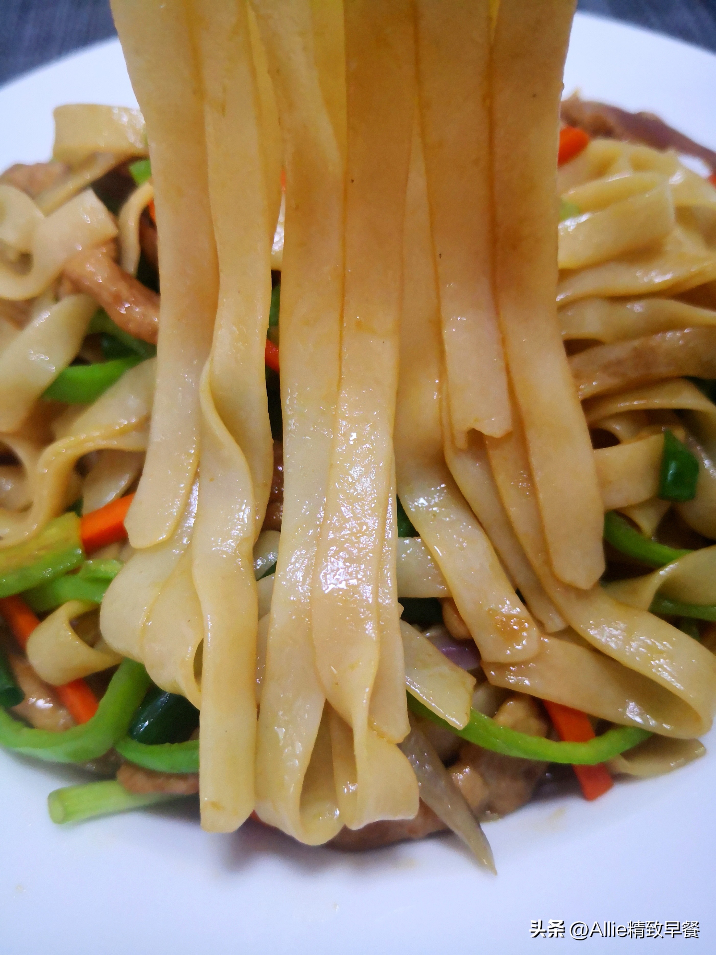 广东人爱吃的炒河粉，教您在家就能做，根根分明爽滑入味，零厨艺