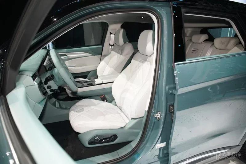 男子送老婆一辆车老婆竟说要离婚,男子送老婆一台新能源电动车