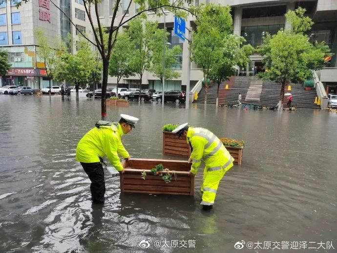 太原交警：窗外下着雨，我在守护你