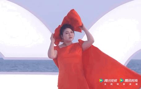 因为肩塌而红毯翻车的女明星,各个女星的红毯穿衣事故