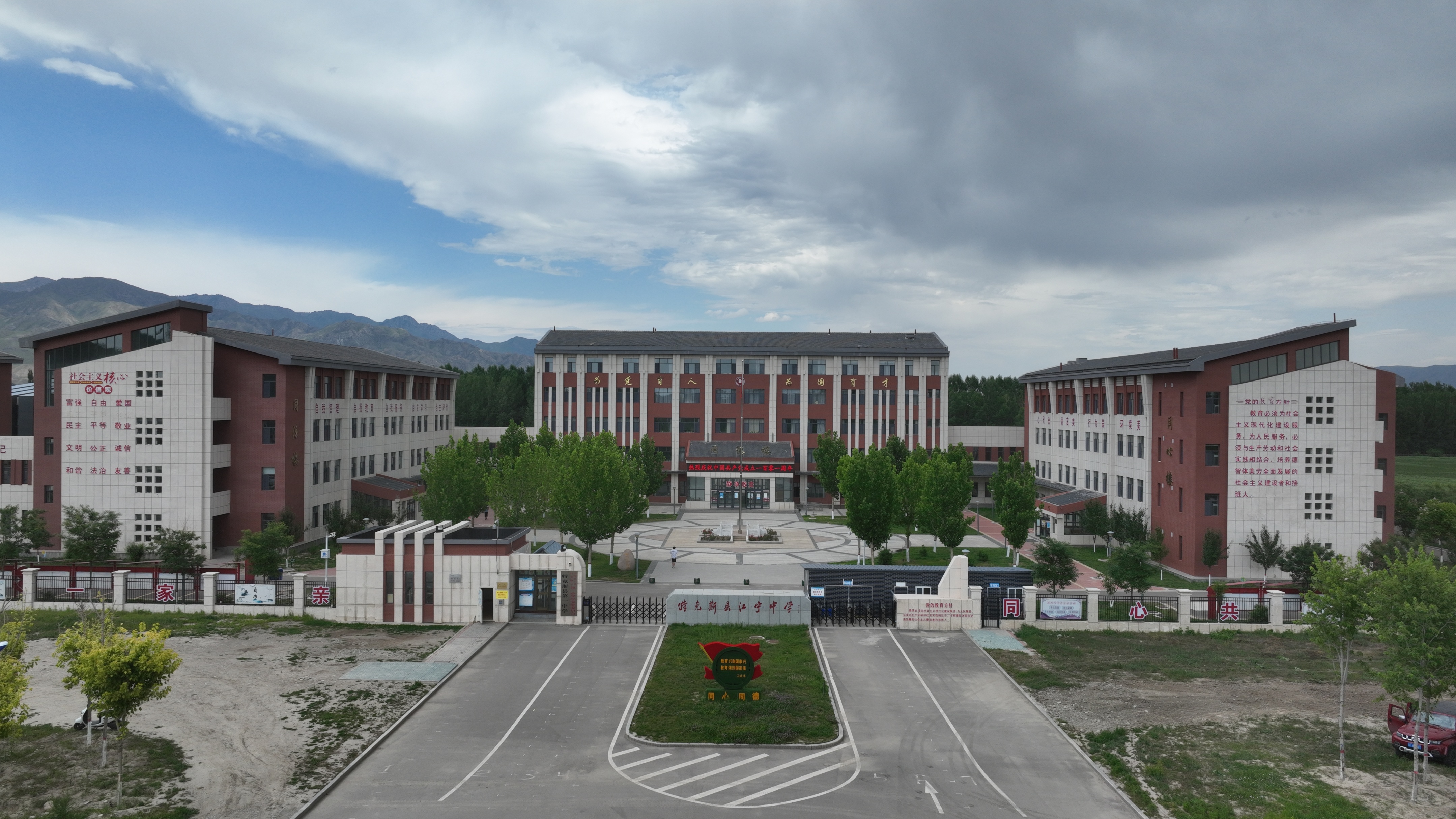 冬不拉拨动两岸记者的心弦，*疆新**特克斯县一中素质教育结硕果