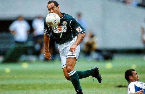 黑白两重天:球场狂欢,牢狱徘徊