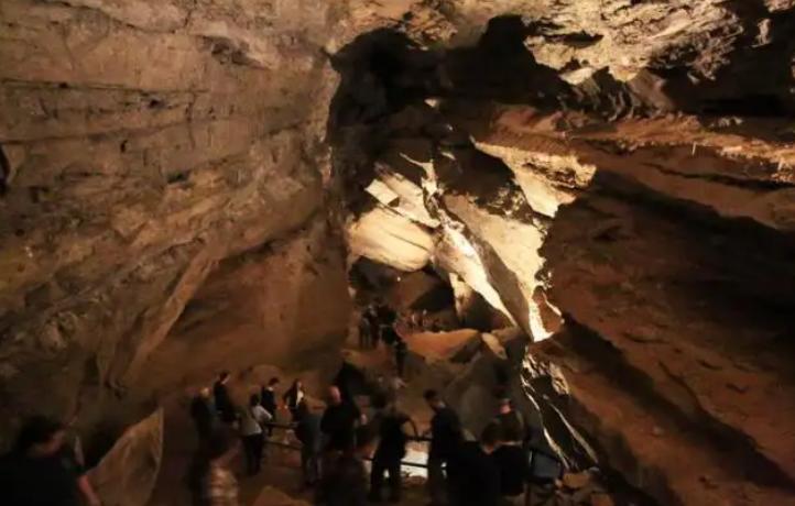 美国男子进入无人区视频,美国男人进入神秘洞穴探险