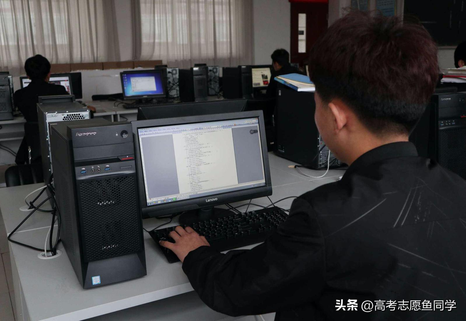 要谨慎报考的4个看似热门的专业,2022红牌专业和绿牌专业