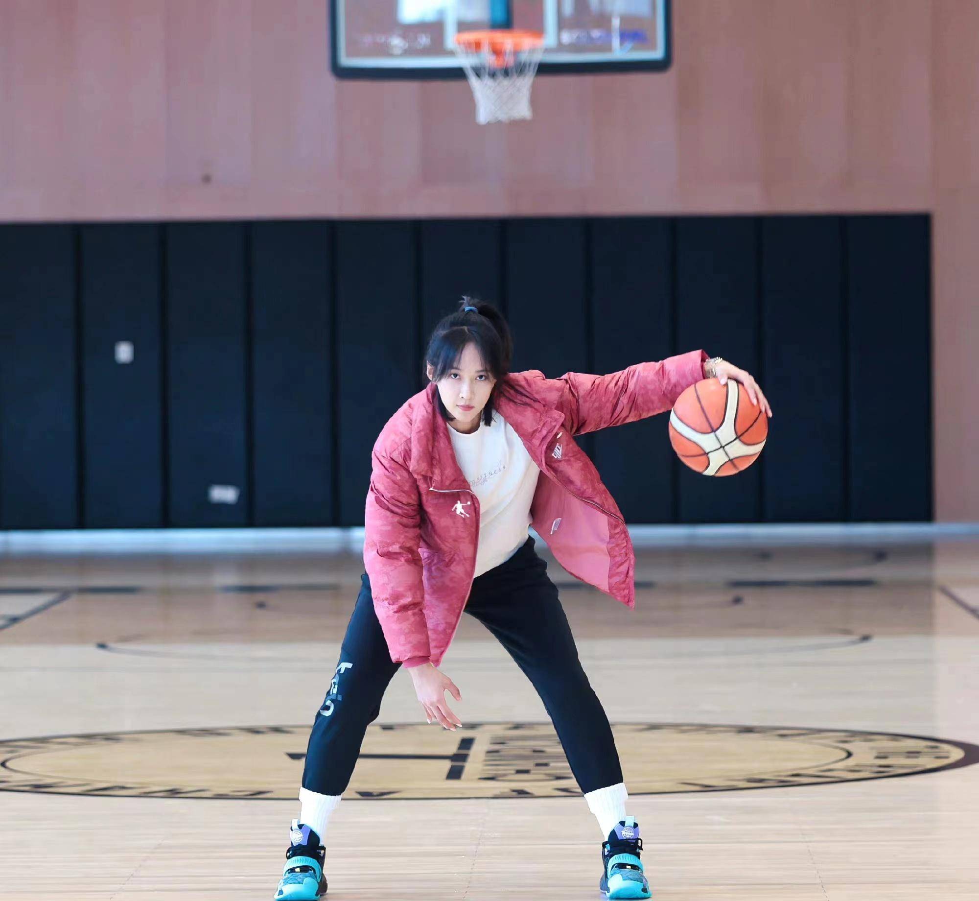 中国女篮王思雨照片好看一点的,徐杰和张茹王思雨身高啥关系