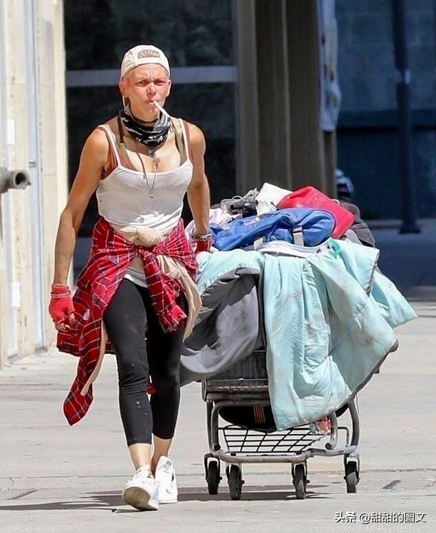 美国前名模街头捡食物吃，眼眶红肿手指瘀伤，无收入只能流浪