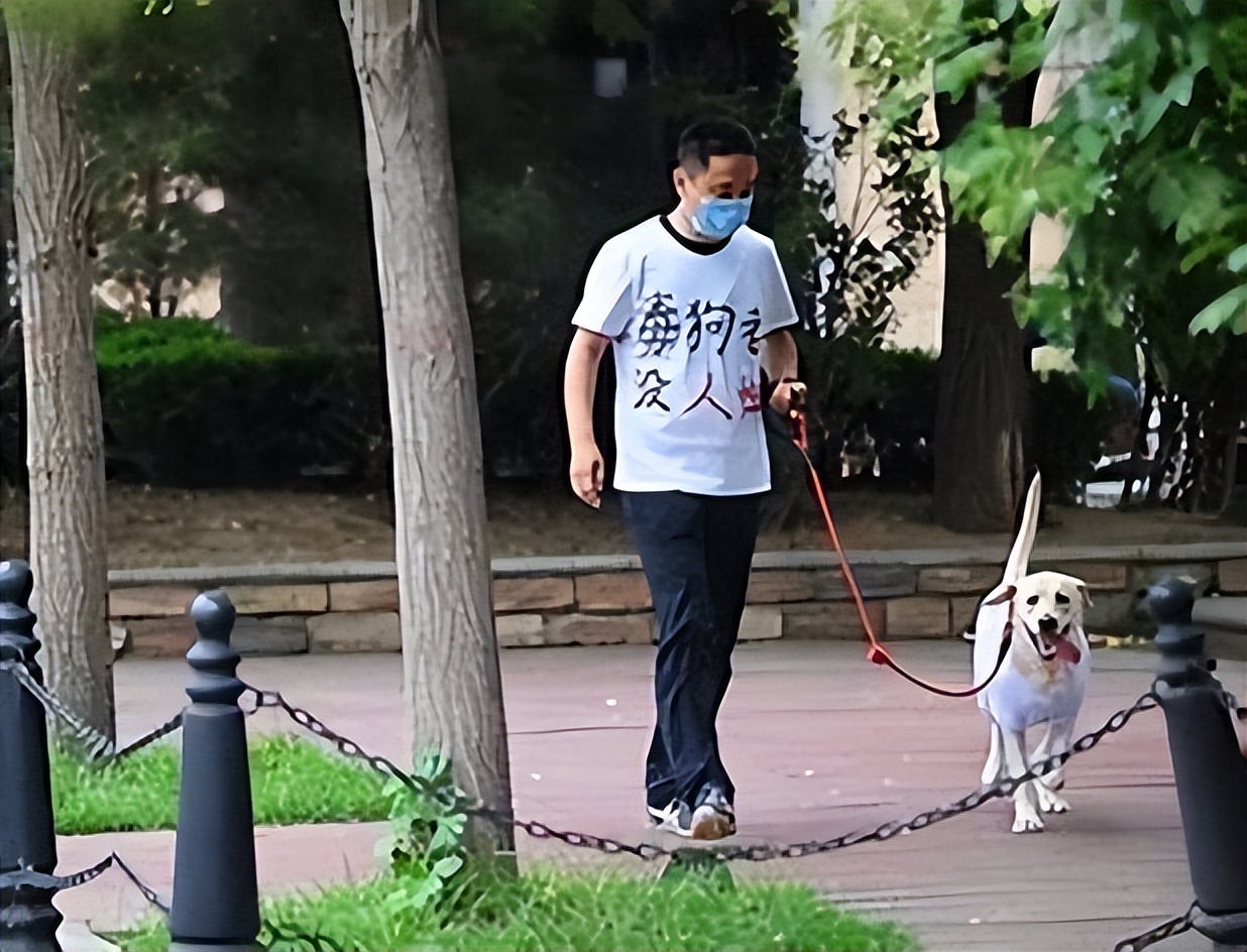 回顾贵州老人山上晨练，被杜高犬一路跟随，最终被2只杜高犬撕碎